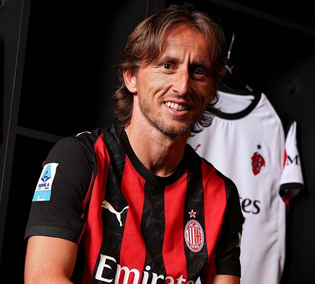 拜仁26／27赛季主场球衣谍照：红色基调搭配领口袖口金色线条